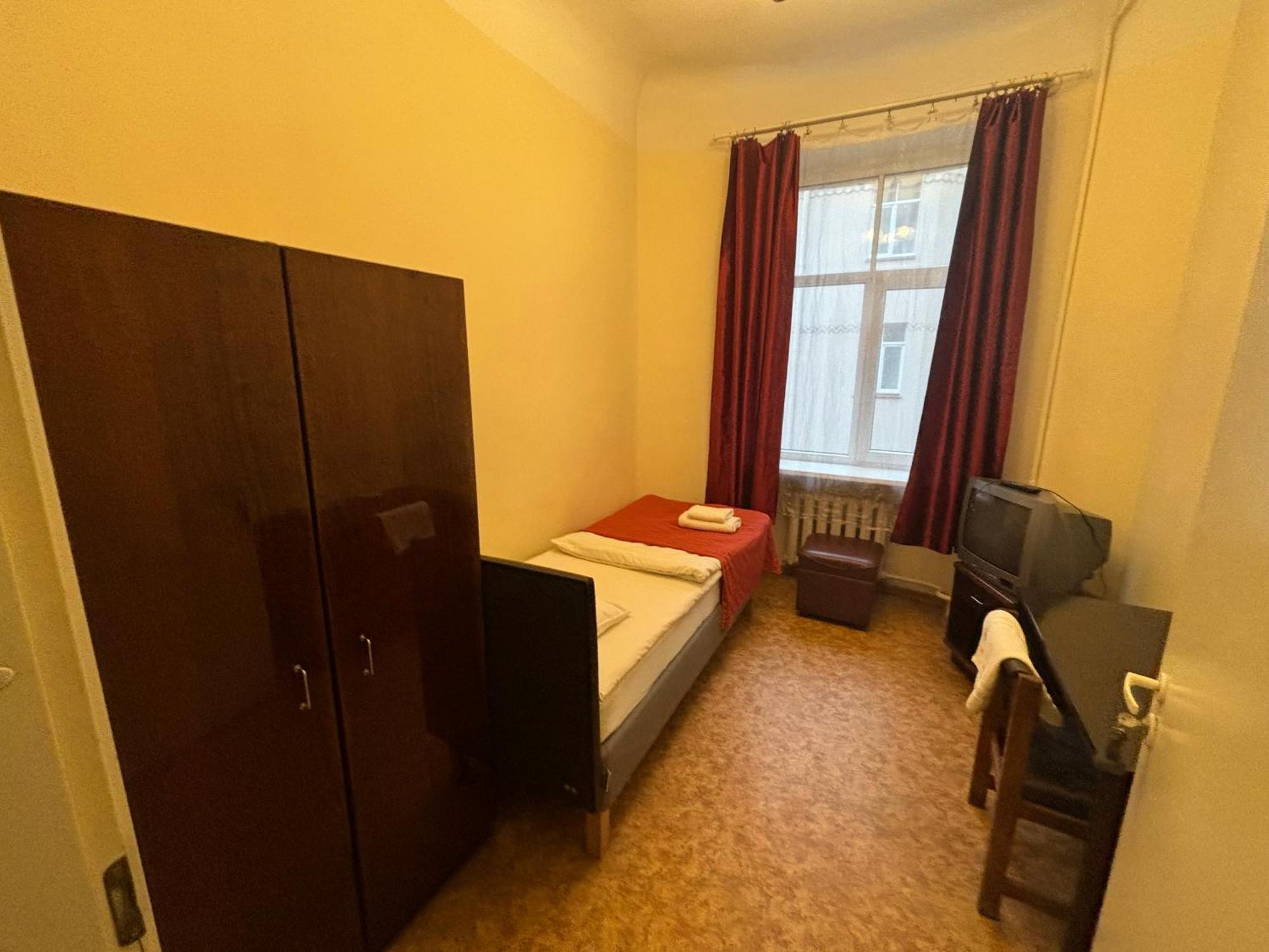 Hostel Viktorija With Private Rooms Riga Exterior photo