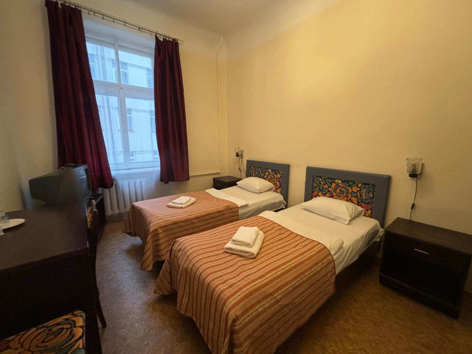 Hostel Viktorija With Private Rooms Riga Exterior photo